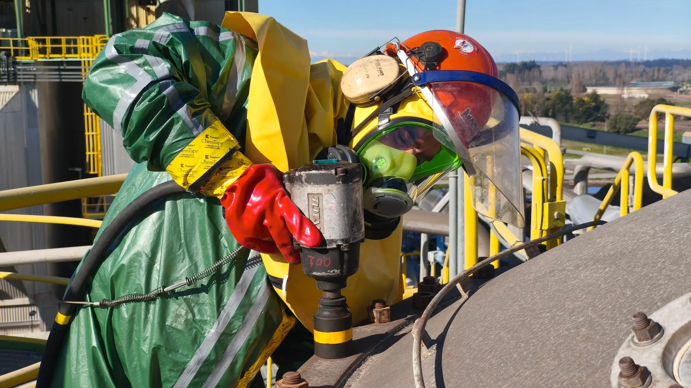 Trabajador de MACK con traje de protección y careta durante una intervención